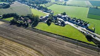 <strong>Te koop: te renoveren hoeve met 15.040 m² perceelopp., gelegen langs de Desselgemseweg in Waregem.</strong><br /><br />Via de lange oprit in betonplaten bereiken we de hoeve die is opgebouwd rond een klassieke binnenplaats. Het woongedeelte kijkt samen met de 2 bijgebouwen uit op een binnenplein. Aansluitend aan de gebouwen hebben we een tuinzone van 2.500 m² en een apart veld van +/- 8.900 m².<br /><br />Dit ruime perceel biedt tal van mogelijkheden voor renovatie of sloop en heropbouw. <br /><br /><strong>Ben jij op zoek naar een locatie waar je idyllisch kan wonen in het groen? Neem dan vandaag nog contact op met ons kantoor.</strong>