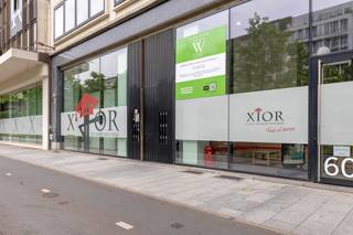 Ontdek dit schitterende appartement te koop in het hart van Antwerpen, in een nieuwbouw uit 2014. Dit ruime appartement van ca. 130 m² met EPC A biedt een uitzonderlijke woonervaring in de bruisende stad Antwerpen. U kan genieten van veel natuurlijk licht en rust op deze zesde verdieping. Het nabijgelegen Operaplein en centraal station zorgen voor een uitstekende bereikbaarheid.Indeling:- inkomhal- lichtrijke woonkamer op parket- keuken vooraan volledig voorzien van alle nodige toestellen - masterbedroom aan de rustige achterzijde- tweede volwaardige slaapkamer- moderne badkamer met inloopdouche en dubbele lavabo- apart toilet - berging Dit appartement is ideaal voor wie op zoek is naar een instapklare woning op een gewilde locatie. De nabijheid van winkels, restaurants en cultuur maakt wonen hier bijzonder aantrekkelijk. Zoek je een appartement te koop in Antwerpen? Dan is dit een unieke kans.Bent u geïnteresseerd in een appartement of woning te koop in Antwerpen? Aarzel dan niet om ons te contacteren. Had u graag uw eigen eigendom te koop aangeboden contacteer ons dan voor een vrijblijvende schatting, telefonisch op het nummer 03/206.76.76 of per mail naar antwerpen@dewaele.com.Ook voor alle andere vragen omtrent vastgoed, kopen of verkopen kan u steeds bij ons terecht!Bestuursmaatregelen in het maatregelenregister: nee