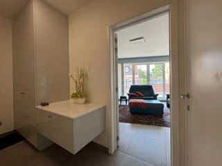 INDIEN U EEN BEZOEK WENST IN TE PLANNEN GELIEVE EEN BEZOEK AAN TE VRAGEN VIA tinne.van.mechelen@hillewaere.be.<br /><br />Een royaal appartement op toplocatie, met ruimte, rust en luxe. En dat op wandelafstand van het centrum van Turnhout.<br /><br />Welkom in residentie Groenendael, verscholen in één van de mooiste straatjes van Turnhout. Hier vind je een bijzonder ruim appartement van maar liefst 175 m², perfect voor wie houdt van comfort, licht en een kwalitatieve afwerking, zonder in te boeten aan rust of bereikbaarheid.<br /><br />Wat mag je verwachten?<br />Je betreedt het appartement via de inkomhal op de eerste verdieping (bereikbaar met trap of lift). Meteen een gevoel van ruimte: een vestiaire voor jassen en schoenen, een gastentoilet, en dan... die royale leefruimte. Grote ramen laten het daglicht volop binnen^en geven uit op een aangenaam overdekt terras, perfect voor een koffiepauze in de ochtend of een glaasje wijn bij valavond.<br /><br />De keuken ligt achter dubbele glazen deuren, en is volledig uitgerust: vaatwasser, koelkast met vriezer, inductiekookplaat, microgolf, oven. Alles netjes geïntegreerd en afgewerkt. Hier is ruimte genoeg voor een gezellige ontbijthoek of zelfs een grote familietafel. Airco? Check. Zowel in keuken als leefruimte.<br /><br />Aan de achterzijde bevinden zich twee volwaardige slaapkamers, allebei voorzien van ingebouwde kasten en rolluiken. De badkamer is ingedeeld met een ligbad met geïntegreerde douche, dubbele wastafel én tweede toilet. Verder is er nog een praktische wasruimte.<br /><br />En er is meer...<br />Een gigantische kelderberging en een private parkeerplaats zijn inbegrepen in de huurprijs.<br /><br />Enkele extra’s om niet te vergeten:<br />- Onmiddellijk beschikbaar<br />- Servicekosten: €100/maand<br />- Hoogwaardige materialen en afwerking<br />- Energiezuinig <br /><br />Een bemeubelde verhuur bespreekbaar (mits meerprijs), inclusief:<br />- Meubels, gordijnen, verlichting<br />- Potten, pannen, toaster<br />- Wasmachine, droogkast, stofzuiger<br />- Volledig uitgeruste slaapkamer met bed en matras<br />- Tuinstel voor op het terras<br />- TV