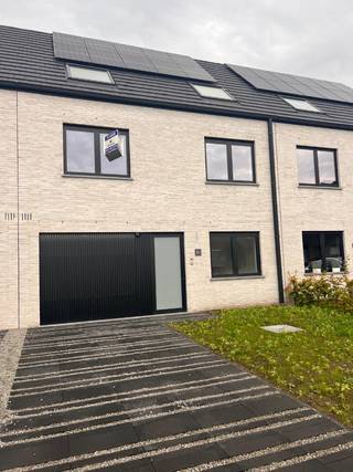 Deze uitzonderlijk ruime nieuwbouwwoning gelegen aan Heikant 8B beschikt over een inpandige garage, hal, gastentoilet, kantoor (8.8m²),...