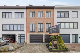 Deze zeer verzorgde bel-etagewoning beschikt over een bewoonbare oppervlakte van 162 m² en bevindt zich op een centrale ligging te Kontich...