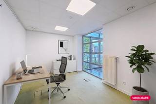 Ce bâtiment d'affaires prêt à emménager et facilement accessible est situé à Destelbergen, près de la R4. Le bâtiment a une superficie au rez-de-chaussée d'environ 240 m², divisé en bureaux et espaces de rangement, équipé d'une kitchenette et de sanitaires. À l'arrière du bâtiment, vous trouverez une terrasse spacieuse avec un jardin qui surplombe les champs environnants. Au premier étage, il y a environ 300 m² de bureaux, avec un élégant loft en verre au centre. Grâce à la proximité immédiate de la R4, la propriété est facilement accessible, à la fois en voiture et à vélo. Il y a 15 places de parking à l'arrière, dont une borne de recharge avec deux points de recharge pour les voitures électriques. Un vélobox est à la disposition des cyclistes pour un rangement sûr et pratique. De plus, les panneaux solaires génèrent de l'énergie renouvelable. Surface : - Rez-de-chaussée : env. 240 m² - Premier étage : environ 300 m²Spécifications : - Coin cuisine- Sanitaire - Système de ventilation (type D)- Système d'alarme- Éclairage LED- Plafond du système- Sol en moquette/moquette- Chauffage au gaz naturel par radiateurs - Chauffage/refroidissement par pompe à chaleur Daikin (air-air)- Verre HR- Armoires murales encastrées- Protection solaire (magasins) - 15 places de parking- Boîte Vélobox Disponibilité : Depuis le 01/01/2026. Cet immeuble d'affaires à louer à Destelbergen vous intéresse ? Contactez-nous à l'adresse business.gent@dewaele.com ou au 09 245 35 35 pour plus d'informations ou pour une visite.