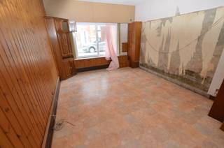 Goed gelegen te renoveren woonhuis met zonnige koer.Indeling:Inkomhall, afzonderlijk toilet, woonkamer, ruime keuken, veranda, berging, badkamer met...