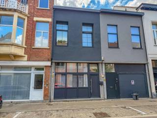 <p>Welkom in deze ruime woning aan de August Wautersstraat 17 te Temse.<br /><br />Met vier slaapkamers, drie badkamers en een EPC-label B, combineert deze woning hedendaags comfort met een gunstige ligging.<br /><br />Op het gelijkvloers vindt u een ruime woonkamer met een extra kamer en badkamer met aparte toilet. De eerste verdieping verwelkomt u met een lichtrijke leefruimte en een volledig uitgeruste keuken. Via deze verdieping bereikt u ook het gezellige terras, ideaal om buiten te ontspannen. <br /><br />Op de bovenste verdiepingen bevinden zich maar liefst vier slaapkamers, perfect voor een groot gezin of wie graag een bureau of hobbykamer voorziet. Bovendien beschikt de woning over twee moderne badkamers en twee aparte toiletten – optimaal voor comfort en privacy.<br /><br />Dankzij het EPC B-label en de recente verbeteringen is dit huis helemaal klaar voor de toekomst.<br /><br />Bent u op zoek naar ruimte, comfort én een ideale ligging? Dan is dit een unieke kans!<br />Interesse of wenst u een bezoek te plannen? Contacteer Ilhan Atmaca via ilhan@cornelis-partners of bel 0489 27 20 72.</p>