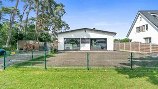 Gezellige gelijkvloerse woning met 4 slaapkamers & grote tuin – op 11 areJe komt binnen via een ruime inkomhal die toegang geeft tot de verschillende...