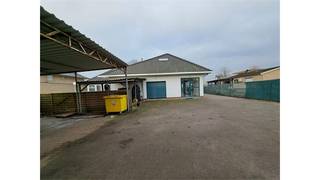 Een ruime en mooie woning bestaande op het gelijkvloers uit een woonkamer, ingerichte keuken, bureau, wasplaats, hal met ingemaakte kast,...