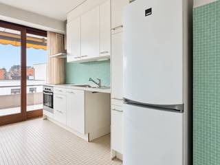 Gelegen aan de Oude Liersebaan in Mechelen bevindt zich dit aangename tweeslaapkamerappartement op de tweede verdieping. De ligging combineert een vlotte bereikbaarheid met tal van dagelijkse voorzieningen in de nabije omgeving.<br /><br />Via de inkomhal op blokjesparket betreden we het appartement. Hier bevinden zich praktische vestiairekasten en een afzonderlijke berging met voldoende voorraadruimte.<br /><br />Vooraan vinden we de ruime woon- en leefruimte, eveneens afgewerkt met blokjesparket. De grote schuiframen zorgen voor een aangename natuurlijke lichtinval en geven toegang tot een terrasje aan de voorzijde.<br /><br />De aparte keuken is uitgerust met een oven, keramische kookplaat en koelkast met vriesvak. Daarnaast is er de mogelijkheid om een vaatwasser te plaatsen.<br /><br />Aan de rustige achterzijde bevinden zich twee slaapkamers, beide voorzien van automatische rolluiken. De grootste slaapkamer geeft bovendien rechtstreeks toegang tot het tweede terras.<br /><br />De badkamer beschikt over een enkele wastafel en een douche in bad. Een afzonderlijk gastentoilet vervolledigt het appartement.<br /><br />Een praktisch ingedeeld en lichtrijk appartement met twee slaapkamers en buitenruimte aan zowel de voor- als achterzijde.<br />Beschikbaar vanaf 01/10/2026 en geschikt voor maximum 3 personen.