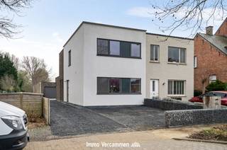 Perfect instapklare woning met magazijn / loods, 2 slaapkamers en hobbykamer, gunstig gelegen te Koningshooikt (nabij Berlaar). Deze mooie woning...