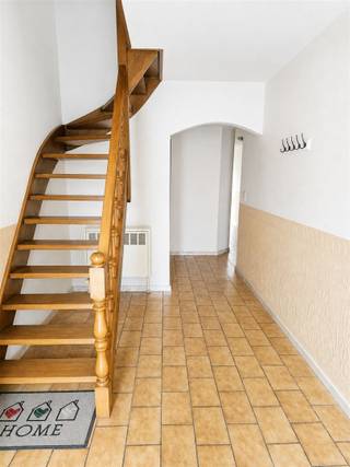 <p><span>Ruime woning met garage en tuin</span></p><p><span>Deze ruime woning is gelegen op een perceel van 483 m² en beschikt over een bewoonbare oppervlakte van 191 m². Dankzij de royale indeling biedt het pand heel wat ruimte en mogelijkheden voor verdere inrichting volgens de wensen van de toekomstige eigenaar.</span></p><p><span>De woning telt momenteel 2 slaapkamers, met de mogelijkheid om een derde slaapkamer te creëren. Verder zijn er twee sanitaire ruimtes en twee toiletten aanwezig. Ook aan praktische bergruimte is er geen gebrek, dankzij de kelder, zolder, berging/wasplaats en garage.</span></p><p><span>De woning wordt verwarmd via centrale verwarming op gas, is voorzien van dubbele beglazing en beschikt over een EPC-label C. De riolering werd in het verleden vernieuwd en correct aangesloten.</span></p><p><span>Ook de ligging vormt een extra troef. De woning bevindt zich in Niel, in de Rupelstreek, met een vlotte verbinding richting Antwerpen, Boom en de omliggende gemeenten. Winkels, scholen, openbaar vervoer en diverse recreatieve voorzieningen bevinden zich in de nabije omgeving.</span></p><p><span>Een ruime woning met een degelijke basis, praktische indeling en tal van mogelijkheden op een goed bereikbare locatie.</span></p>