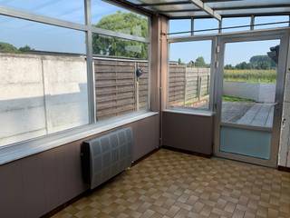 Grote woning met 4 slaapkamer en uitweg + garage.Deze  woning met individuele verwarming biedt een inkom, trap naar verdiep met 3 slaapkamers,...