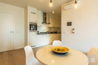 Indeling:Assistentiewoning 1.02 is gelegen op de eerste verdieping en is ingericht met een leefruimte met zit- en eethoek, een open keuken met...