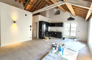Dit appartement is uitstekend gelegen in het centrum van Tongeren, tussen de Kloosterstraat en het Museumplein en tussen kwalitatieve geklasseerde gebouwen. <br /><br />INDELING: inkomhal, prachtige woonkamer met open keuken (voorzien van koelkast met diepvries, oven, microgolf en vaatwasser) en mooi terras. Berging/wasplaats, apart toilet, badkamer met inloopdouche en lavabomeubel en 2 ruime slaapkamers.<br /><br />In de kelder een grote, private berging. <br /><br />Extra:<br />x BEN waarden rond 0: zwaar geïsoleerde appartementen met een ZEER laag verbruik<br />x 8 zonnepanelen van 410Wp dus 3.280Wp<br />x Verwarming met warmtepomp<br />x Hoogwaardige afwerking<br />x Hoge plafonds in hout<br />x Alle verlichtingsarmaturen zijn inclusief met hoogwaardige Berker schakelaars<br />x Lift in het gebouw voorzien<br /><br />De huurprijs bedraagt 895 euro per maand + 100 euro per maand energiepremie + 50 euro per maand gemeenschappelijke kosten.<br /><br />Contacteer ons kantoor voor info op het nummer 012 23 00 23 of via mail kimberly@immo-leroi.be