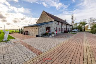 Deze charmante woning biedt alle ruimte dat een gezin wensen kan!Een royaal terras, 4 ruime slaapkamers, 2 badkamers en parkeergelegenheid voor...