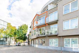Mooi 2-slpk appartement op de tweede verdieping van Residentie Den Trog, gelegen aan het Kerkplein in Rumbeke. Een ideale ligging voor wie graag beweging en passage ziet vanuit de woonkamer!<br />Het gebouw dateert van 2008, het appartement zelf bevindt zich in een goed onderhouden staat en wordt momenteel verhuurd (beschikbaarheid appartement in overleg met huurder).<br />Het appartement heeft twee terrassen (straatzijde &amp; achterzijde) waardoor je van 's morgens tot 's avonds in de zon kunt genieten.<br />Details indeling:<br />Inkomhal - badkamer (douche) - toilet - woonkamer met open ingerichte keuken - berging/wasplaats - terras/balkon (zicht op Kerkplein, NO-gericht) - slaapkamer 1 - slaapkamer 2 - terras (ZW-gericht).<br />Het appartement beschikt eveneens over een ondergrondse garagebox, dewelke verplicht wordt mee aangekocht met het appartement. (vraagprijs 28.000 euro).<br /><br />Interesse? Contacteer Sarah: sarah@futurimmo.be