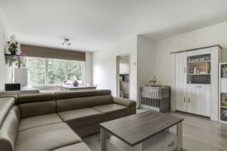 Fijn appartement van 85m² met 2 slaapkamers, ruime living en volledig uitgeruste keuken.Het appartement is gelegen op de Leuvensesteenweg nabij Mechelen. Het station van Mechelen is op 5 minuten fietsen en de bruisende binnenstad van Mechelen is op amper 10 minuten met de fiets.Het openbaar vervoer is vlakbij en er zijn voldoende winkels in de buurt.Beschikbaar vanaf 1/1/2026Vast forfaitaire maandelijkse kost van 60 euroIndeling:- ruime woonkamer met veel lichtinval- volledig uitgeruste keuken met koelkast, vaatwasser, inductievuur en combioven- masterbedroom - 2de slaapkamer met toegang tot het terras- ruime badkamer met inloopdouche - apart toiletTroeven:- EPC score van 220- 2 slaapkamers- veel lichtinvalWil je een bezoek inplannen en het appartement zelf ontdekken? Aarzel dan niet om een bezoekaanvraag in te dienen via onze website via de daar voorziene rode balk. Tot dan!