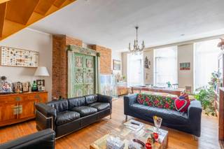 Dit <strong>veelzijdige pand </strong>biedt een interessante opportuniteit voor wie op zoek is naar een renovatieproject met potentieel. Het gebouw is momenteel ingericht als twee afzonderlijke appartementen, aangevuld met een ruime achterliggende werkruimte of atelier.<br /><br />Op het gelijkvloers bevindt zich de <strong>eerste woonunit,</strong> ingericht als een appartement met <strong>één slaapkamer</strong>. U komt binnen in de woonkamer, die toegang biedt tot de keuken, badkamer en slaapkamer. Deze unit vraagt om een grondige opfrissing, waarbij u de ruimtes volledig naar eigen smaak en wensen kunt aanpakken.<br /><br />Op de bovenliggende verdiepingen bevindt zich een ruim <strong>duplexappartement</strong> met <strong>drie slaapkamers</strong>. Hier wordt u verwelkomd in een <strong>bijzonder aangename woonkamer</strong> met een leuke indeling. Vanuit deze leefruimte brengt een trap u naar een eerste slaapkamer. Verder beschikt deze woonunit over een keuken en badkamer, die beide aan renovatie toe zijn. Op dezelfde verdieping bevindt zich nog een tweede slaapkamer. Via een volgende trap bereikt u de derde en bijzonder ruime slaapkamer, die tal van mogelijkheden biedt.<br />Voor deze bovenste woonunit geldt bovendien een <strong>renovatieverplichting in het kader van het EPC</strong>, wat meteen de kans biedt om het geheel energetisch naar een hoger niveau te tillen.<br /><br />Een extra troef bevindt zich achteraan het gebouw. Hier treffen we een <strong>ruime werkruimte, magazijn of atelier</strong> aan, met bovendien een kelder. Ook dit gedeelte is aan een grondige renovatie toe, maar biedt <strong>interessante mogelijkheden</strong> voor wie nood heeft aan extra opslag- of werkruimte, uiteraard rekening houdend met de stedenbouwkundige voorschriften.<br /><br />Belangrijk om te weten: het <strong>pand staat stedenbouwkundig gekend als één woning</strong>. De huidige opdeling in twee afzonderlijke appartementen betreft een<strong> niet-vergunde toestand</strong>. Kandidaat-kopers dienen hiermee rekening te houden en de mogelijkheden tot regularisatie of herbestemming verder te onderzoeken bij de bevoegde instanties.<br /><br />Wenst u een bezoek in te plannen voor dit pand? Bel voor info of een vrijblijvend bezoek naar 03 502 98 74 of mail naar kristof@claves.be.
