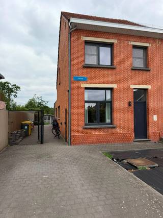Instapklare halfopen bebouwing op toplocatie aan de stadsrand van Turnhout:<br /><br />Op zoek naar een instapklare woning die rust, natuur en een vlotte bereikbaarheid combineert? Deze charmante halfopen bebouwing aan de stadsrand van Turnhout biedt het beste van beide werelden. Je woont hier in een rustige, groene omgeving, vlak bij de stadsboerderij, het prachtige vennengebied en de Nieuwe Kaai, terwijl het stadscentrum zich op fiets- of wandelafstand bevindt. Ook de autosnelweg ligt op 10 minuten rijden.<br /><br />De woning, oorspronkelijk gebouwd in 1939, onderging in 2009 een grondige renovatie en is volledig instapklaar. Met een bewoonbare oppervlakte van 141 m² op een perceel van 315 m² biedt ze voldoende ruimte voor hedendaags wonen.<br /><br />Binnen geniet je van een lichtrijke leefruimte, een praktische keuken, drie volwaardige slaapkamers, een aparte bureauruimte, een badkamer met toilet en een apart gastentoilet. Dankzij de vele raampartijen valt er doorheen de dag veel natuurlijk licht binnen, wat zorgt voor een aangename en open woonbeleving. Daarnaast beschikt de woning over een kelder en een handige opbergzolder, waardoor er aan bergruimte geen gebrek is.<br /><br />Buiten vind je een aangename tuin met terras, ideaal om in alle rust van het buitenleven te genieten. De eigen oprit zorgt bovendien voor extra parkeergemak.<br /><br />Ook op energetisch en technisch vlak scoort deze woning uitstekend. De woning beschikt over een EPC-label B (191 kWh/m² per jaar), een conforme elektrische installatie en is volledig asbestvrij. Hierdoor kan je als nieuwe eigenaar met een gerust gevoel verder genieten van deze kwalitatieve woning.<br /><br />*grondplannen zijn illustratief<br /><br />Heb je nog vragen of kom je graag een kijkje nemen? Stuur ons een e-mail via yorick.matthys@hotmail.com