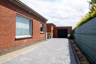 <h2><span>Gelijkvloerse, rolstoelvriendelijke bungalow met polyvalent bijgebouw op een ruim perceel in Ruddervoorde</span></h2>
<p><span>Bent u op zoek naar een comfortabele woning waar toegankelijkheid, ruimte en veelzijdigheid samenkomen? Dan is deze verzorgde bungalow in Ruddervoorde beslist een bezoek waard. Gelegen op een mooi perceel van </span><strong><span>1.051 m²</span></strong><span> geniet u hier van een rustige woonomgeving, een praktische gelijkvloerse indeling en tal van mogelijkheden voor de toekomst.</span></p>
<p><span>De woning beschikt over </span><strong><span>drie volwaardige slaapkamers</span></strong><span> en werd volledig gelijkvloers ingericht, waardoor ze uitermate geschikt is voor wie comfortabel en levenslang wil wonen. Dankzij de rolstoelvriendelijke indeling vormt deze eigendom bovendien een uitstekende keuze voor mindervaliden of senioren die op zoek zijn naar een toegankelijke woning zonder in te boeten aan ruimte en wooncomfort.</span></p>
<p><span>Een bijzondere meerwaarde is het </span><strong><span>afzonderlijke bijgebouw</span></strong><span>, dat volledig naar eigen wens kan worden ingericht. Denk aan een kangoeroewoning, zorgwoning, praktijkruimte, bureau voor een zelfstandige activiteit, hobbyruimte of een gezellige mancave. Deze extra ruimte maakt de woning bijzonder flexibel en toekomstgericht.</span></p>
<p><span>Ook op praktisch vlak scoort deze eigendom uitstekend. De dubbele garage met elektrische sectionale poort biedt plaats aan twee wagens, terwijl de ruime oprit voldoende parkeergelegenheid voorziet voor meerdere voertuigen.</span></p>
<p><span>Buiten geniet u van een volledig afgesloten en zonnige tuin waar rust, privacy en ontspanning centraal staan. Een heerlijke plek om te genieten van lange zomeravonden, te tuinieren of gezellig samen te zijn met familie en vrienden.</span></p>
<p><span>Daarnaast beschikt de woning over een </span><strong><span>conform gekeurde elektrische installatie</span></strong><span>, wat een extra geruststelling biedt voor de toekomstige eigenaar.</span></p>
<h3><span>Troeven</span></h3>
<ul>
<li><span>Verzorgde gelijkvloerse bungalow</span></li>
<li><span>Drie volwaardige slaapkamers</span></li>
<li><span>Rolstoelvriendelijke indeling</span></li>
<li><span>Ruim perceel van </span><strong><span>1.051 m²</span></strong></li>
<li><span>Veelzijdig bijgebouw met tal van gebruiksmogelijkheden</span></li>
<li><span>Ideaal voor kangoeroewonen, mantelzorg of een zelfstandige activiteit</span></li>
<li><span>Dubbele garage met elektrische sectionale poort</span></li>
<li><span>Ruime oprit voor meerdere voertuigen</span></li>
<li><span>Volledig afgesloten en zonnige tuin</span></li>
<li><span>Conforme elektrische installatie</span></li>
</ul>
<p><span>Een eigendom die comfort, toegankelijkheid en flexibiliteit perfect weet te combineren. Ideaal voor gezinnen, senioren, zelfstandigen of iedereen die op zoek is naar extra ruimte en toekomstgerichte woonmogelijkheden.</span></p>