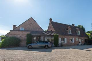 KONTICH - Mechelsesteenweg: Handelspand op zichtbare locatie van 690m² op 1.374m² grond, met eigen parking en ruim terras...