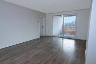 Volledig vernieuwd appartement op wandelafstand van het stadscentrum en het centraal station. Perfect bereikbaar met auto, bus, en trein. Op 5 minuten van de oprit E19. Op de tweede verdieping met trap. Bijzonder uitnodigend, lichtrijk, hedendaags en instapklaar. Zeer mooie living met hoge plafonds, ingerichte keuken, badkamer met douche. Twee ruime slaapkamers en groot zuiders terras. Mogelijkheid om 2 fietsen te stallen.