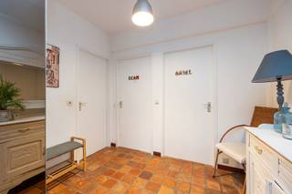 EEN ZEER RUIM APPARTEMENT (CA. 160 M²) OP DE EERSTE VERDIEPING RECHTS MET 2 TERRASSEN, 2 BERGINGEN EN GARAGE.INDELINGInkomhal met vestiare-ruimte. 2...