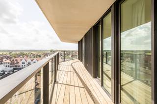 Prachtig appartement met een royaal, zuidgericht terras op de zevende verdieping. <br /><br />De inkomhal biedt een elegante eerste indruk en beschikt over een gastentoilet en vestiaire. De leefruimte geeft uit op het terras en omvat een gezellig salon, eetgedeelte en een moderne open keuken die naadloos aansluit bij de hedendaagse woonstijl. Een aparte berging voorziet in de nodige aansluitingen voor wasmachine en droogkast.<br /><br />Het appartement telt twee volwaardige slaapkamers, elk met directe toegang tot het terras en een eigen badkamer, wat zorgt voor optimaal comfort en privacy.<br /><br />Dankzij de grote raampartijen geniet u hier de hele dag van licht, ruimte en een wijds uitzicht over Knokke.<br /><br />Mogelijkheid tot aankoop van een autostaanplaats in de residentie.
