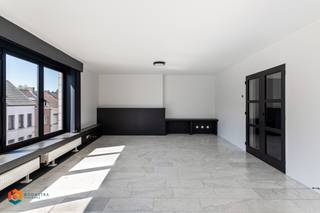 Op een uitstekende locatie te Mechelen bevindt zich dit recent gerenoveerde appartement, gelegen op wandelafstand van het centrum. Het bruisende stadscentrum van Mechelen met zijn cultuuraanbod, stadsbioscoop, horeca en scholen liggen op wandelafstand. Tevens geniet u van een uitstekende bereikbaarheid vlakbij belangrijke invalswegen.<br /><br />We betreden het appartement via de inkomhal met vestiaire. De lichtrijke leefruimte kunt u inrichten met een gezellige zithoek en een aparte eetplaats. Naast de leefruimte bevindt zich de keuken, de welke mooi is geïntegreerd in het geheel en voorzien van de voornaamste toestellen. Naast de keuken bevindt zich een terras. De nachthal geeft verder toegang tot twee ruime slaapkamer, de badkamer met lavabo, toilet en douche. De gemeenschappelijke kosten bedragen €85 per maand.<br /><br /><strong>U dient een bezoekaanvraag in te dienen via het zoekertje op onze website via de knop "vraag bezoek aan".</strong><br /><br />Dit is een uitstekende opportuniteit als u op zoek bent naar een gerenoveerd appartement met 2 slaapkamers op een uitstekende locatie te Mechelen. Contacteer ons voor meer informatie op of neem een kijkje op www.boonstravastgoed.be .<br /><br />Bijzonderheden:<br />- 2 slaapkamers<br />- Uitstekende ligging<br />- Recent gerenoveerd