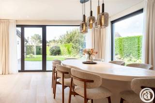 <p>Stijlvolle, volledig gerenoveerde villa gelegen op een royaal perceel van 1.136 m², met een bewoonbare oppervlakte van ca. 376 m². Indeling: inkomhal met gastentoilet. Ruime en lichtrijke woon- en eetkamer met tal van ingemaakte kasten en directe toegang tot het prachtig aangelegde terras en de tuin. Open keuken met centraal kookeiland in natuursteen en gezellige ontbijthoek. De villa beschikt over vijf volwaardige slaapkamers. Waarvan 3 slaapkamers op het gelijkvloers. Op het verdiep: Master bedroom met aansluitende dressing, badkamer en bureau. 5de ruime slaapkamer. Alle slaapkamers hebben een aansluitende badkamer. Zolder. De tuin biedt optimale privacy en sluit mooi aan op het ruime terras. Inpandige dubbele garage en meerdere parkeerplaatsen voor de woning. De woning werd bijzonder hoogwaardig gerenoveerd met gebruik van natuursteen en verfijnd maatwerk en is uitgerust met een warmtepomp, zonnepanelen, airconditioning, domotica, camerabewaking en automatische beregening. Een uitzonderlijke eigendom waar ruimte, comfort en hoogwaardige afwerking perfect samenkomen.</p>