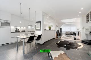 Welkom in deze charmante en instapklare gezinswoning aan de Elisabethlaan 301 in Oostende. Deze karaktervolle woning uit 1935 werd zo’n 18...