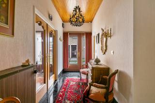 Deze gezellige woning is gelegen vlakbij het centrum van polderdorpje Berendrecht. Winkels, scholen, openbaar vervoer en ook de A12 zijn allemaal vlot bereikbaar. Hoewel de woning door de jaren heen erg goed werd onderhouden, dringt een renovatie zich aan om het geheel helemaal naar hedendaagse normen en eigen smaak in te richten. U komt de woning binnen via een inkomhal, die rechtstreeks toegang geeft tot de erg ruime, L-vormige leefruimte op mooie parketvloer. Verschillende ramen trekken hier heel wat daglicht naar binnen. Aansluitend aan de leefruimte bevindt zich de geriefelijk ingerichte leefkeuken. Verder beschikt de woning nog over een nachthal, apart toilet, badkamer met douche, kolomkast en wastafel en 2 erg ruime slaapkamers. Via een zolderluik heeft u toegang tot de bijzonder ruime zolder op de 1e verdieping. Deze doet dienst als extra opbergruimte, maar zou mits een serieuze verbouwing omgetoverd kunnen worden tot extra volwaardige ruimtes. Uw wagen kan u kwijt in de inpandige garage, maar ook op de oprit voor de woning is er ruimte om een wagen op eigen terrein te parkeren. Het perceel heeft een totale oppervlakte van 488m² en loopt rondom de woning. In het achtertuintje vindt u een super tof plekje waar u in alle rust en privacy heerlijk van de buitenlucht kan profiteren.
