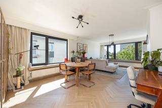 <p><span>Op zoek naar een licht, instapklaar appartement in een rustige buurt vlak bij het groen? Dit appartement van ca. 84 m² op de tweede verdieping heeft het allemaal: een ruime leefruimte, vernieuwde keuken, 2 volwaardige slaapkamers, een zonnig westgericht balkon én een garagebox die je optioneel kunt bijkopen. Het Te Boelaerpark ligt vlakbij en winkels en openbaar vervoer vind je in de buurt.</span></p><p><span>Licht, ruim en helemaal opgefrist</span></p><p><span>Met de trap of lift ga je naar de tweede verdieping van dit verzorgde appartementsgebouw. Je komt binnen in de inkomhal met videofoon en een handige ingemaakte vestiairekast. De mooie visgraatlaminaat die hier ligt, loopt verder door in de leefruimte en slaapkamers en geeft het appartement een warme, hedendaagse uitstraling.</span></p><p><span>De woonkamer is met z’n ca. 30 m² lekker ruim. Dankzij de grote ramen aan twee zijden valt er heel wat natuurlijk licht binnen en kijk je deels uit op de boomkruinen. Er is meer dan genoeg plaats voor een grote zithoek, eettafel én zelfs een thuisbureau. De authentieke schouw zorgt voor een extra charmant accent.</span></p><p><span>Aansluitend vind je de vernieuwde keuken met lichte houtlook kasten, natuurstenen werkblad en een toffe hexagontegel op de vloer. Ze is volledig uitgerust met inductiekookplaat, dampkap, grote koelkast en diepvries, oven, microgolf, vaatwasser en ingebouwde spoelbak. Vanuit de keuken stap je rechtstreeks het westgerichte balkon op: een fijne buitenplek met weinig inkijk, waar je een stoel neerzet voor een rustig moment in de zon.</span></p><p><span>Twee ruime slaapkamers en een praktische badkamer</span></p><p><span>Aan de andere kant van het appartement liggen de twee slaapkamers, allebei zuidgericht en afgewerkt met dezelfde visgraatlaminaat. De master bedroom is met z’n ca. 15 m² mooi ruim. De tweede kamer is eveneens een volwaardige slaapkamer, maar kan natuurlijk ook perfect dienstdoen als kinderkamer, dressing of bureau. Beide kamers zijn bereikbaar vanuit de centrale gang.</span></p><p><span>De betegelde badkamer heeft een ligbad en lavabo, en hier vind je ook de aansluiting voor je wasmachine. Het toilet met handenwasser is apart, altijd handig.</span></p><p><span>Nog een serieuze bonus: bij het appartement hoort de mogelijkheid om een ruime, afgesloten garagebox met oprit aan te kopen voor € 30.000.</span></p><p><span>Rustig wonen met het Te Boelaerpark vlakbij</span></p><p><span>Je woont hier in de Valkenputstraat, in een rustige woonbuurt in Borgerhout. Het Te Boelaerpark ligt vlakbij en is een heerlijke groene plek om te wandelen, sporten of gewoon van de zon te genieten. Het park combineert open grasvelden met een bosrijk deel en heeft onder meer een grote speeltuin en speelfontein.</span></p><p><span>Ook praktisch zit je hier goed: supermarkten en dagelijkse voorzieningen zijn dichtbij en voor je verplaatsingen heb je bussen in de buurt en een Velo-station op zo’n 500 meter.</span></p><p><span> </span></p>