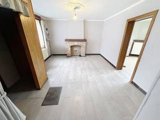 <h3><span>Charmante te renoveren gezinswoning met 4 slaapkamers, garage en grote tuin rustige ligging in Viane</span></h3><p><span>Ontdek het potentieel van deze ruime woning, ideaal gelegen in een rustige zijstraat van Viane. Met 4 slaapkamers, een inpandige garage, een prachtige tuin met open zicht op de velden en tal van uitbreidingsmogelijkheden, vormt dit de perfecte woning voor wie graag renoveert en zijn eigen stempel wil drukken.</span></p><p><span>Gelijkvloers</span><span><br />Via de inkomhal komt u binnen in de lichtrijke en ruime leefruimte. Aansluitend bevindt zich de keuken met uitzicht op de tuin, ideaal voor wie houdt van koken met rustgevend groen op de achtergrond. De badkamer is uitgerust met een douche, lavabomeubel en toilet. Verder is er een handige berging.</span></p><p><span>Eerste verdieping</span><span><br />De nachthal geeft toegang tot maar liefst </span><span>vier ruime slaapkamers</span><span>, perfect voor een groot gezin, home-office of hobbyruimte.</span></p><p><span>Zolderverdieping</span><span><br />De vaste trap brengt u naar de zolder, waar u de mogelijkheid heeft om </span><span>twee extra slaapkamers of een grote hobby- of speelruimte</span><span> in te richten. Aan de achterzijde is al een Velux-raam geplaatst.</span></p><p><span>Tuin</span><span><br />Op tuinniveau geniet u van een </span><span>ruime, diepe tuin met prachtig uitzicht op de omliggende velden</span><span> een heerlijke plek voor ontspanning, tuinliefhebbers of spelende kinderen.</span></p><p><span>Extras</span></p><ul><li><span>Inpandige garage met sectionaalpoort</span></li><li><span>Stalling naast de woning met ruime zolder, ideaal voor stockage of hobbys</span></li><li><span>EPC-label F </span><span>Renovatieplicht binnen 5 jaar</span></li></ul><p><span>Deze woning biedt enorm veel mogelijkheden voor wie op zoek is naar ruimte, rust én een project waarin men een thuis op maat kan creëren.</span></p><p><span>Interesse?</span><span><br />Reageer via de advertentie en wij contacteren u graag om een bezoek in te plannen.</span></p>