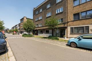 <h1><span>Versatile 128 m² ground-floor commercial space for sale in the Tentoonstellingswijk neighborhood. Ideal for independent professionals</span></h1><p><span> This spacious </span><span>128</span><span> m²</span><span>ground-floor commercial space</span><span> is situated </span><span>in a prime location in </span><span> Antwerp’s </span><span>sought-after </span><span>Tentoonstellingswijk</span><span>neighborhood </span><span>. Currently set up as a modern hair salon, but thanks to its practical layout and versatile spaces, this property is perfectly suited for a wide range of commercial activities and independent professions, such as a medical practice, physical therapy practice, law firm, architecture firm, dental practice, beauty salon, accounting firm, or consulting firm.</span></p><p><span> </span></p><p><span>Upon entering the property, you’ll find yourself in a spacious, open commercial area of </span><span>55 m²</span><span>, which is ideal as a reception, workspace, or waiting area. In addition, the property features two separate consultation or treatment rooms measuring </span><span>9 m²</span><span> and </span><span>9.5 m²</span><span>, allowing you to receive clients or patients in complete privacy.</span></p><p><span>There is also a spacious </span><span>office of 20.5 m²</span><span>, a functional kitchen of </span><span>12 m²</span><span>, two separate restrooms, and a dry basement of </span><span>13 m²</span><span> that offers additional storage space.</span></p><p><span> </span></p><p><span>Its location in the popular Tentoonstellingswijk neighborhood is a major asset. Thanks to easy access to the Antwerp Ring Road, proximity to public transportation, and the presence of numerous shops and amenities, this property is highly accessible to clients, patients, and staff.</span></p><p><span> </span></p><h3><span>Layout</span></h3><ul><li><span>Commercial space: </span><span>55 m²</span></li><li><span>Practice space 1: </span><span>9 m²</span></li><li><span>Practice space 2: </span><span>9.5 m²</span></li><li><span>Office: </span><span>20.5 m²</span></li><li><span>Kitchen: </span><span>12 m²</span></li><li><span>2 separate restrooms</span></li><li><span>Dry basement: </span><span>13 m²</span></li></ul>