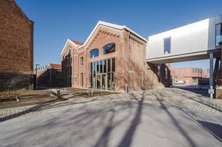 Belle unité patrimoniale rénovée d'environ 350 m² avec une fonction show-room (showroom) /bureau sur 2 niveaux, comprenant 2 places de...