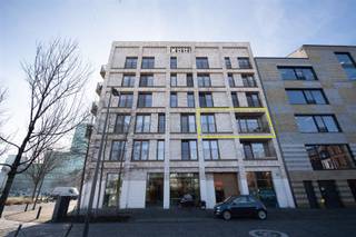 <p><span>Recent appartement-studio met terras op toplocatie 'Het Eilandje'</span></p><p><span>Prima gesitueerd in de dynamische Cadix-buurt treffen we dit instapklare appartement-studio (58m²) met open-planintegratieconcept. Deze trendy buurt is uitgegroeid tot één van de meest gegeerde woonomgevingen in Antwerpen, met de Scheldekaaien, gezellige horeca, winkels, scholen en openbaar vervoer op wandelafstand.</span></p><p><span>Een rustig gelegen functioneel appartement-studio (58m²)  in onberispelijke staat, op de tweede verdieping van een laag gebouw met hoogwaardige afwerking voorzien van alle luxe en comfort.</span></p><p><span>Je komt binnen in de sfeervolle leefruimte waar je dankzij kamer hoge ramen kan genieten van veel lichtinval, voorzien van ingemaakt kastenwerk en een aangenaam slaapgedeelte met voldoende ruimte voor een dubbel bed. De volledig geïnstalleerde half open keuken is uitgerust met alle toestellen. </span></p><p><span>Dé absolute troef van dit appartement? Het gezellige terras (4 m²) met prachtig vergezicht op groen en zijdelings zicht op de haven, "het Kempisch dok", waar u rustig kan genieten.</span></p><p><span>In de nachthal treft men een muur van ingemaakte kasten. De badkamer is uitgerust met een dubbel wastafelmeubel, douche en een afgescheiden toilet. Aangrenzend heeft men nog een ruime berging met aansluitingen voor wasmachine en droogkast.</span></p><p><span>Combinatie van overwegend parketvloeren en deels keramische tegels.</span></p><p><span>Op -1 heeft men nog een privatieve berging en een ruime gemeenschappelijke fietsstalling.</span></p><p><span>Dit is een ideale keuze voor professionals, alleenstaanden of iedereen die van het stadsleven houdt in een moderne, verzorgde omgeving met een zeer aangenaam uitzicht. </span></p><p><span>Maandelijkse vaste kosten bedragen €96.</span></p><p><span>Contacteer ons voor meer info of plan een bezoek aan dit  pand! www.buytaertimmo.be</span></p><p><span> </span></p><p><span>Pluspunten:</span></p><p><span>- zeer centrale ligging</span></p><p><span>- terras met open zicht</span></p><p><span>- perfecte staat</span></p><p><span>- veel opbergkasten</span></p><p><span>- EPC A</span></p><p><span>- vloerverwarming</span></p><p><span>- extra kelder en fietsstalling</span></p><p><span> </span></p>