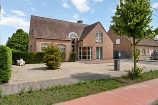 Deze aangename woning is zeer goed onderhouden en biedt zowel ruimte voor een gezin, als werk/opbergruimte voor een zelfstandig ondernemer als plaats voor het houden van kantoor/praktijkruimte. De woning is centraal gelegen nabij centrum Gierle, alsook groen.<br /><br />Gelijkvloers:<br />De woning betreden we via een ruime en lichte inkomhal met praktische vestiaire en gastentoilet. Van hieruit heeft u toegang tot een aparte kamer die perfect dienst kan doen als bureau/praktijkruimte of extra slaapkamer op de gelijkvloerse verdieping.<br /><br />Vanuit de inkomhal lopen we door naar de zeer aangename leefruimte. Door het gebruik van de een warme parket en grote raampartijen is het hier zeer lichtrijk maar toch gezellig zitten. De leefruimte vloeit mooi over in de open keuken, wat zorgt voor een gevoel van ruimte en verbondenheid.<br />De keuken is volledig uitgerust met moderne toestellen. Daarnaast is er voldoende kastruimte en een aangename ontbijthoek en heeft u hier een leuk zicht op de groene tuin.<br />Aansluitend bevinden er zich een praktische berging en wasplaats, voorzien van ingemaakte kasten en een wastafel..<br /><br />Verdieping:<br />Op de eerste verdieping bevinden er zich drie volwaardige slaapkamers en een ruime badkamer. met badkamermeubel, stijlvol ligbad en voorzieningen voor een douche.<br />De master bedroom is zeer ruim opgezet en biedt een eigen dressing. Hier is het eventueel ook mogelijk een extra slaapkamer te creëren. De twee andere slaapkamers beschikken over ingebouwde kasten; één ervan is bovendien voorzien van een bureau.<br /><br />Buitenruimte:<br />De woning staat op een ruim perceel van 1.964m², met een groot terras waar je in alle rust kunt genieten van het buitenleven. <br /><br />Een bijkomend pluspunt is de grote garage van 63 m², met plaats voor vier auto's. Daarnaast is er nog een aparte berging van 19,7 m² – ideaal voor een zelfstandig ondernemer of iemand die extra ruimte voor hobby's nodig heeft. <br /><br />Bijzonderheden:<br />- 36 zonnepanelen met groenestroomcertificaten tot 2032 (EPC B)<br />- Zeer ruime aparte garage <br />- Vernieuwde gasketel<br />- Elektrische installatie is volledig conform