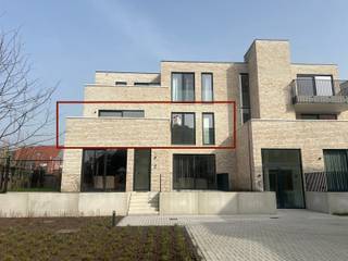 Laaste nieuwbouwappartement (134m²)<b> </b>met 3 slaapkamers en ZW-terras gelegen op de eerste verdieping, rustig gelegen helemaal achteraan in het project! <br />De appartementen zijn gelegen in residentie Den Tram, op wandelafstand van de Bergstraat en het Cultureel centrum, doch zeer rustig met de focus op groen en natuur. <br /><br />Indeling: inkomhal; apart toilet; technische berging; lichtrijke woonkamer met prachtig zicht op de binnentuin van het project en toegang tot het ZW-gericht terras; geïnstalleerde open keuken voorzien van de nodige toestellen; ruime nachthal met mogelijkheid tot plaatsen van ingemaakte kasten; 3 slaapkamers; apart toilet; 1ste badkamer bevat dubbele lavabo en bad; 2de badkamer bevat lavabo, douche en aansluiting voor WM/DK. <br /><br />Verplichte aankoop van ondergrondse parking, kelderberging en fietsenstalling. <br /><br />Algemeen: <br />- E-peil 20 (50% korting op onroerende voorheffing gedurende 5 jaar) <br />- Duurzaam wonen met o.a. warmtepompen, standaard vloerkoeling, PV-panelen en regenwaterrecuperatie<br />- Gemeenschappelijke groene zone<br />- Verkoop onder 21% BTW <br /><br />Voor meer info of een bezoek: 0472 22 22 88 of danielle@solittvastgoed.be.<br /><span></span>
