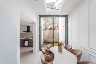 <p>In het hart van de geliefde Markgravebuurt, op wandelafstand van het park en met een vlotte verbinding naar alle invalswegen, vindt u dit prachtig gerenoveerde duplexappartement in een volledig gerenoveerd herenhuis. Hier komen stijl, comfort en energiezuinigheid perfect samen. Het appartement werd met oog voor detail vernieuwd, met een doordachte indeling en een mooie harmonie tussen hedendaags wooncomfort en zorgvuldig behouden authentieke elementen.</p>
<p>Bij het betreden van het appartement komt u terecht in een ruime, lichtrijke leefruimte met prachtige authentieke elementen zoals originele schouwen, sierlijke moulures, glasdeuren en een stijlvolle visgraatparket. Deze leefruimte sluit naadloos aan op de eetruimte met een open keuken, uitgerust met kwalitatieve inbouwtoestellen. Dankzij de grote ramen in de eetruimte, die volledig opengezet kunnen worden, heeft u directe toegang tot het gezellige tuintje en geniet u volop van een heerlijk binnen-buitengevoel.</p>
<p>Op de eerste verdieping bevindt zich aan de voorzijde de masterbedroom, waar de authentieke elementen opnieuw prachtig tot hun recht komen. Vanuit deze kamer heeft u bovendien rechtstreeks toegang tot een gezellig balkon. Daarnaast vindt u hier een tweede slaapkamer, die u volledig naar eigen wens kunt invullen. De stijlvolle badkamer is uitgerust met een ruime inloopdouche, een dubbele lavabo en een toilet.</p>
<p>De ideale thuis voor wie houdt van licht, ruimte en authentieke elementen, gecombineerd met modern wooncomfort.</p>
<p>Interesse?<br />Contacteer LISTED voor een bezoek: +32 3 283 51 51.</p>