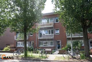 Inkomhal met vestiairekast; leefruimte met halfopen vernieuwde keuken met kookplaat, spoelbak en koelkast; apart toilet; badkamer met...