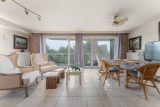 Sur l’avenue Lippens, à distance de marche de la mer et de la plage, nous vous proposons à la vente ce spacieux et large appartement (105 m²) situé au troisième étage avec vue dégagée. Niché au cœur animé de Knokke, vous bénéficiez de tout le confort moderne avec de nombreux commerces, restaurants et commodités à proximité immédiate. Cet appartement économe en énergie vous offre entre autres 2 véritables chambres, 2 salles de bains, des terrasses à l’avant et à l’arrière. Possibilité d'achter une place de parking au rez-de-chaussée de l’immeuble.<br /><br />Disposition : hall d’entrée avec toilette et vestiaire, vaste et lumineuse pièce de vie avec accès à la terrasse ensoleillée à l’avant, grande cuisine, buanderie/local de rangement pratique, deux chambres spacieuses chacune avec salle de bains attenante, deuxième terrasse à l’arrière.<br /><br />Local à vélos au rez-de-chaussée, cave individuelle.<br /><br />Possibilité d'achter une place de parking au rez-de-chaussée de l’immeuble.<br /><br />Visites ? Sur rendez-vous avec Avantimmo au numéro 050 62 50 55.