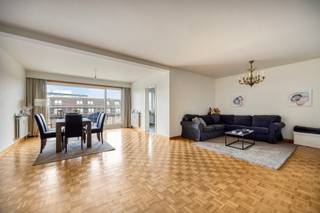 Dit appartement, achterin gelegen op de Celestijnenlaan, combineert ruimte met hoogwaardige afwerking op een toplocatie. Een ruime inkomhal,...