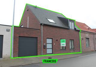 In Sint-Lievens-Esse, een aangename en landelijke deelgemeente van Herzele, bevindt zich deze moderne en instapklare woning. Dankzij de...