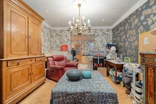 Te koop in Deurne - een te renoveren huis gelegen aan de Tweemonstraat 24 - met 3 ruime slaapkamers die eventueel kunnen ingedeeld worden als aparte studio op de bovenverdieping van dit huis te koop.<br /><br />De indeling van dit te koop aangeboden huis in Deurne is als volgt:<br /><br />Gelijkvloers:<br /><br />-inkomhal<br />-woonkamer<br />-eetkamer<br />-keuken <br />-apart toiet<br />-kleine achterliggende koer<br />-ruime kelder<br /><br />Eerste verdieping:<br /><br />-ruime slaapkamer <br />-ruime badkamer<br /><br />Tweede verdieping:<br /><br />-2 slaapkamers die eventueel kunnen ingedeeld worden als aparte studio<br /><br />Voor een dagje Antwerpen stad met het gezin, kan je gemakkelijk het openbaar vervoer nemen.<br />Winkels, bakkers, beenhouwers en meer bevinden zich op loopafstand.<br /><br />EPC Tweemontstraat 24 : 289 kWh / (m² jaar) (C)<br /><br />Ben jij geïnteresseerd in dit vastgoed te koop in Deurne? Aarzel dan niet om ons te contacteren. Het Dewaele vastgoedkantoor van Deurne aan de Turnhoutsebaan staat graag tot uw dienst.<br />Had u graag een gratis schatting van uw eigendom? bel ons voor een vrijblijvend gesprek op 03/666.66.66 of mail naar deurne@dewaele.com<br /><br />Bestuursmaatregelen in het maatregelenregister: in aanvraag<br />Vastgoedinlichtingen: in aanvraag<br /><br /><br />Bestuursmaatregelen in het maatregelenregister: nee