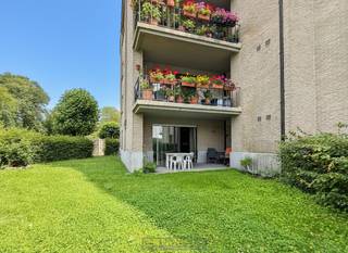 Ruim, GELIJKVLOERS HOEKAPPARTEMENT MET GARAGEBOX, die de perfecte combinatie biedt van COMFORT, RUIMTE EN RUST. Dankzij de GUNSTIGE HOEKLIGGING...