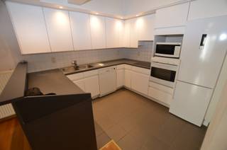 Mooi lichtrijk appartement met zonneterras en aankoop auto-staanplaats mogelijk. Het appartement bevindt zich op de tweede verdieping en is centraal gelegen op wandelafstand van zee/strand. <br /><br />Indeling:<br /><br />Inkomhall, afzonderlijk toilet, woonkamer, open ingerichte keuken, badkamer met ligbad en wastafel, 2 slaapkamers, terras met berging, privatieve kelderberging, mogelijkheid tot aankoop auto-staanplaats in gebouw.<br /><br />- Gunstig EPC-label<br />- Dubbele beglazing PVC<br />- Individuele centrale verwarming op aardgas<br />- Aankoop auto-staanplaats mogelijk (€45.000).