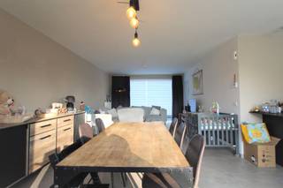 In een doodlopende straat vinden we deze afgewerkte halfopen nieuwbouwwoning terug.De woning is uiterst rustig gelegen in een kindvriendelijke buurt...