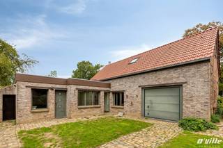 <p>Deze charmante, instapklare gerenoveerde woning ligt in een groene oase te Herent en is bereikbaar via een rustige doodlopende straat. Vernieuwde gelijkvloers sinds 2023 afgewerkt met stijlvolle parkettegels, bestaande uit een gezellige eetkamer, een ingerichte keuken, een badkamer (met inloopdouche, lavabomeubel en toilet) en een lichtrijke woonkamer met grote ramen die toegang geven naar het terras en de tuin. Boven zijn er nog twee slaapkamers en een ruime nachthal, ideaal als thuiswerkplek. Extra troeven zijn de kelder, een handige garage en de rustige tuin met véél privacy. De elektriciteitsinstallatie werd vernieuwd in 1994, en een vernieuwd geïsoleerd dak en dakvensters in 2019. EPC-label D, zonder renovatieverplichting. Tot slot, absolute buitenkans qua ligging: winkels, basisschool, sporthal, kiné groepspraktijk, apotheker en het openbaar vervoer (bus op 400m, station Herent op 1,8 km) liggen vlakbij, met een snelle verbinding naar Leuven (6 km) en Brussel (25 min).</p>