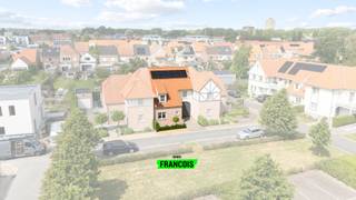 Langs de Oscar Jesperstraat te Oostduinkerke is deze unieke woning gevestigd. Dankzij de aangename ligging vertoeft u langs een verkeersluwe straat...