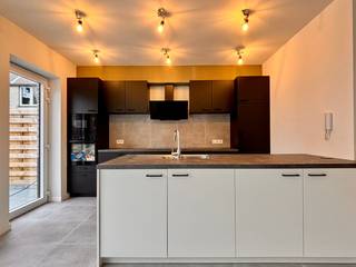 In het centrum van Eernegem vind je deze ruime nieuwbouwwoning, waar een centrale ligging en aangenaam wonen hand in hand gaan. Winkels, scholen, horeca en andere dagelijkse voorzieningen bevinden zich op korte afstand.<br /><br />De woning beschikt over een ruime en lichtrijke leefruimte met aansluitend een mooie, volledig geïnstalleerde open keuken. Met maar liefst 4 volwaardige slaapkamers en 2 badkamers is er plaats genoeg voor het hele gezin. Ook op praktisch vlak is de woning bijzonder compleet, met 3 toiletten, 3 bergingen en een afzonderlijke fietsenberging.<br />Buiten geniet je van een mooie, ruime tuin met volop plaats om van het buitenleven te genieten. Daarnaast is er een afzonderlijke garage aanwezig, ideaal voor de wagen en extra opbergruimte.<br /><br />Kortom, een ruime en energiezuinige nieuwbouwwoning met 4 slaapkamers, 2 badkamers en alles in huis voor aangenaam gezinswonen in het hart van Eernegem.<br /><br />Benieuwd naar deze nieuwbouwwoning? Neem contact op met Ward via 0470 20 66 88 en plan jouw bezoek!<br />