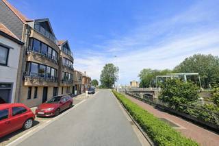 Dit ruim en instapklaar appartement type doorloper is rustig gelegen langs de vaart, met open zicht op het water en in de onmiddellijke nabijheid...